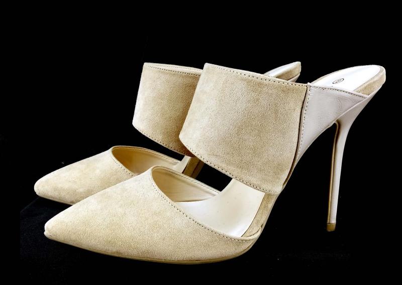 WILD DIVA Lounge Point Toe Heels Pumps Sandals Beige Faux Suede Open Heel Sz 9