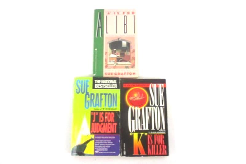 7 Sue Grafton Paperback Novels Alibi Corpse Gumshoe Innocent And More