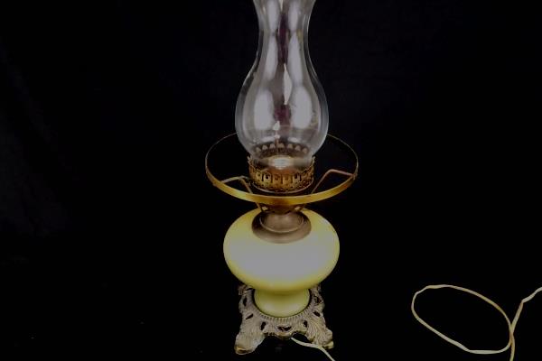 Hedco Inc. 3 Way Electric Hurricane Shape Vintage Parlor Lamp