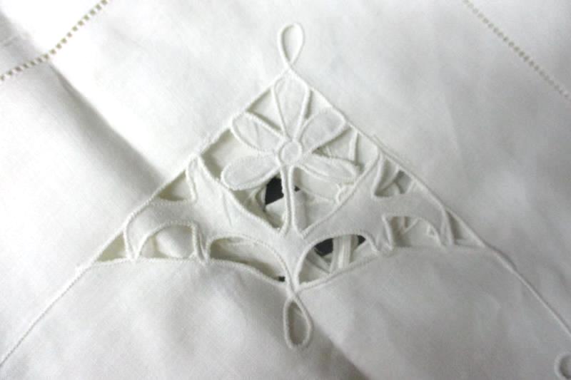 Vintage Eggshell White Linen Tablecloth Cut Out Flower Vine Design 29 x 30 25
