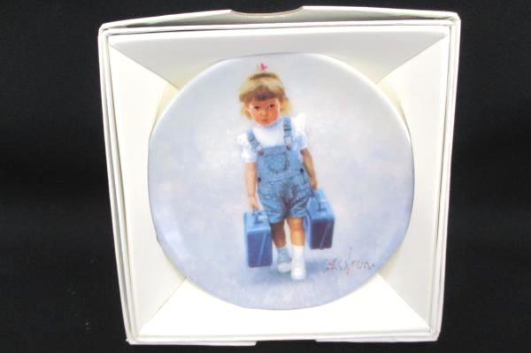 Pemberton Oakes 1993 Zolan Little Traveler Girl with Suitcases Miniature Plate