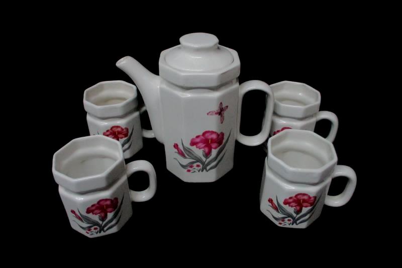 Vintage Octagonal Lidded Ceramic Coffee Or Teapot 4 Mugs White Floral Pattern