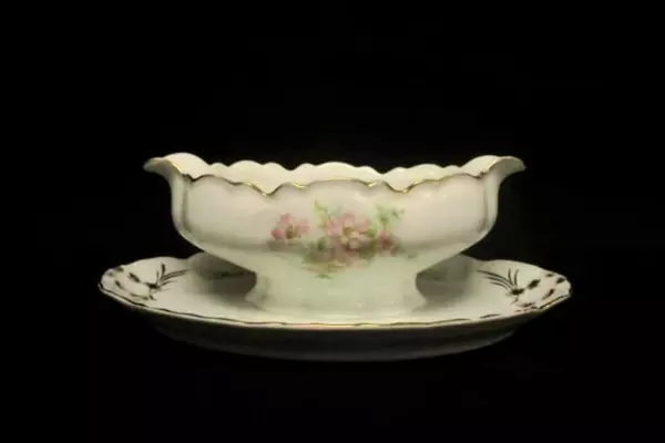 T.K.Thun Gravy Boat And Tray Bohemia Czechoslovakia THU 172