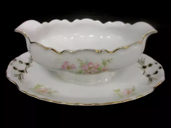 T.K.Thun Gravy Boat And Tray Bohemia Czechoslovakia THU 172