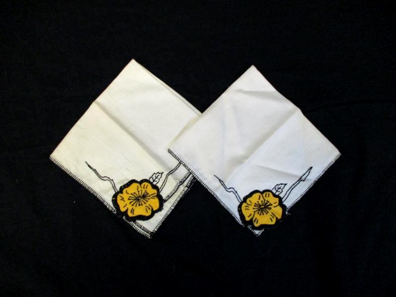 Lot of 8 Vintage Place Mats And Napkins Floral Design White Tan
