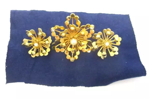 Vintage Gold Tone Floral Brooch And Matching Clip On Earrings Faux Pearl