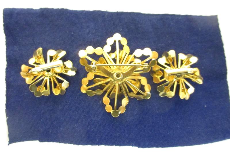 Vintage Gold Tone Floral Brooch And Matching Clip On Earrings Faux Pearl