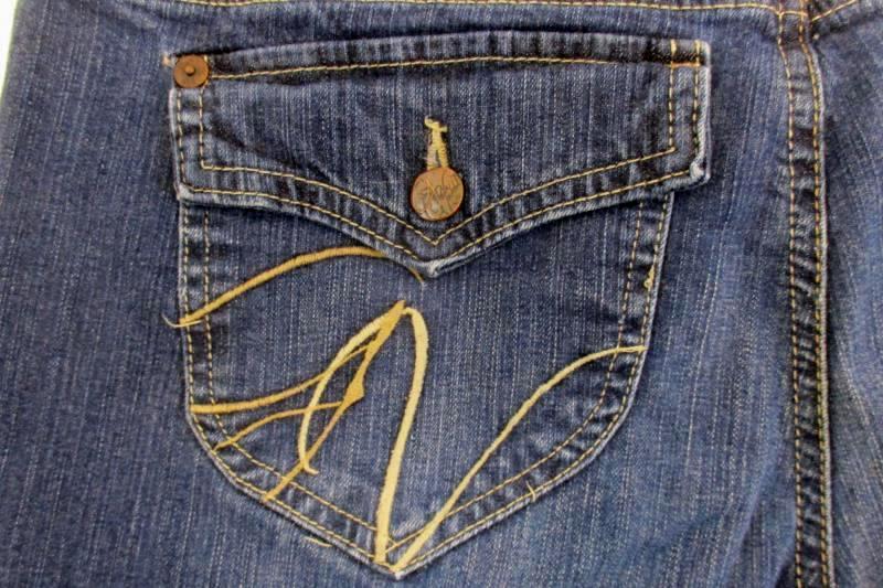 Gloria Vanderbilt Women's Size 10 Short Flare Leg Denim Jeans Button Pockets