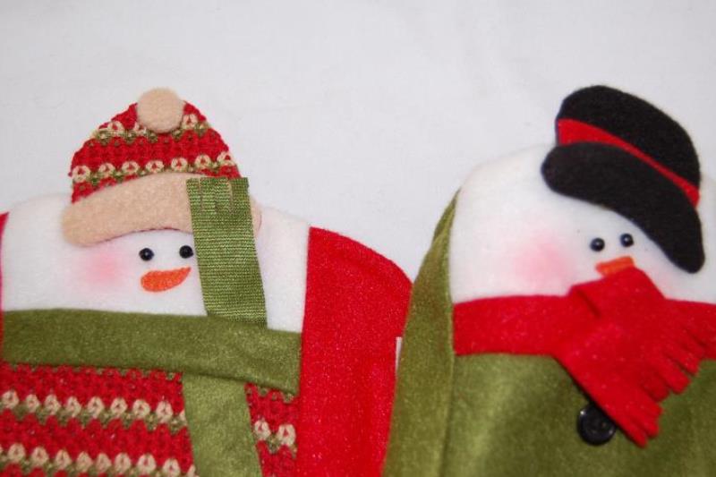 Lot of 2 Holiday Seat Belt Covers Snowmen Buttons Scarf Unbranded Green Red