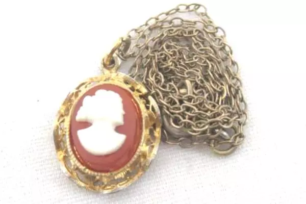 Vintage Small Hand Carved Shell Cameo Pendant Necklace