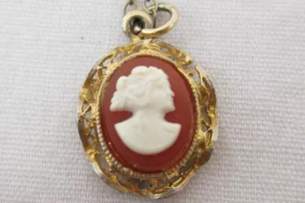 Vintage Small Hand Carved Shell Cameo Pendant Necklace