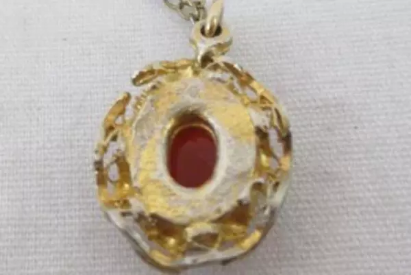 Vintage Small Hand Carved Shell Cameo Pendant Necklace