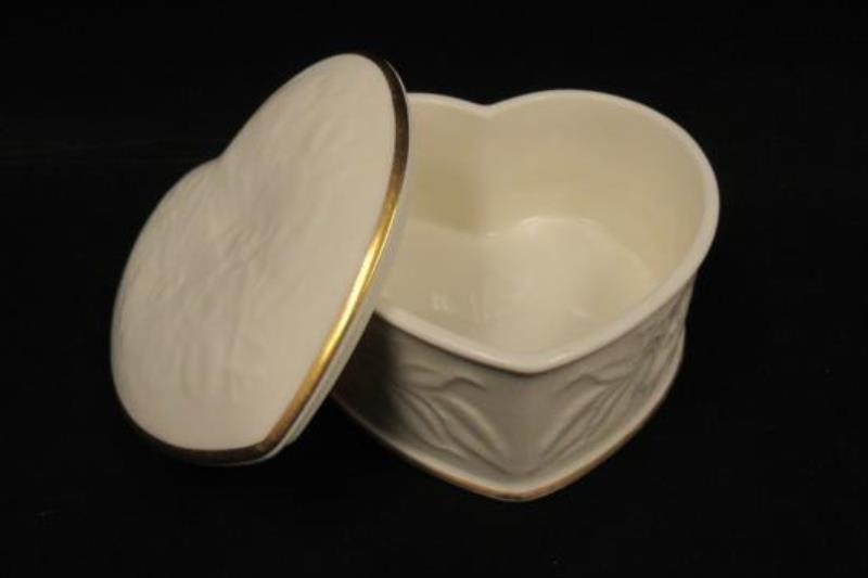 Royal Doulton Heart Trinket Box Bone China Ambassador England Beige Gold Toned