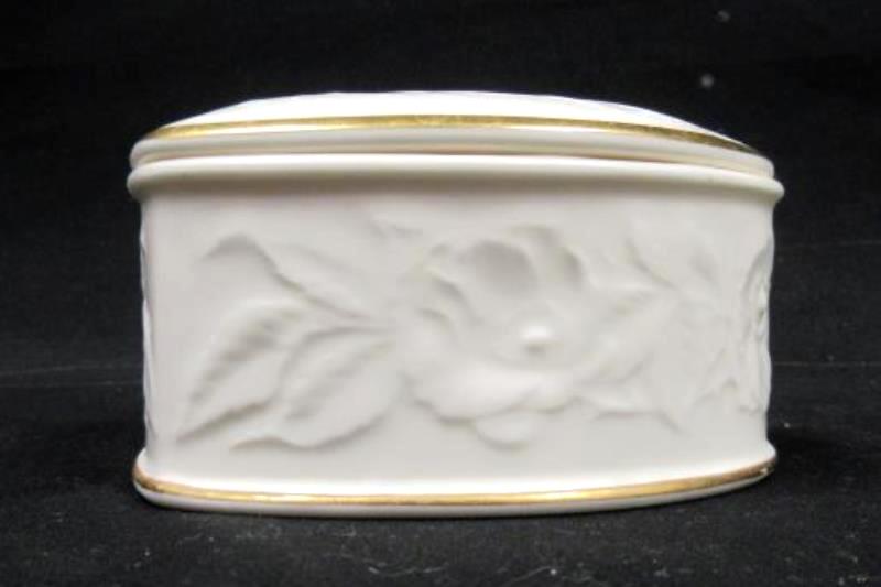 Royal Doulton Heart Trinket Box Bone China Ambassador England Beige Gold Toned