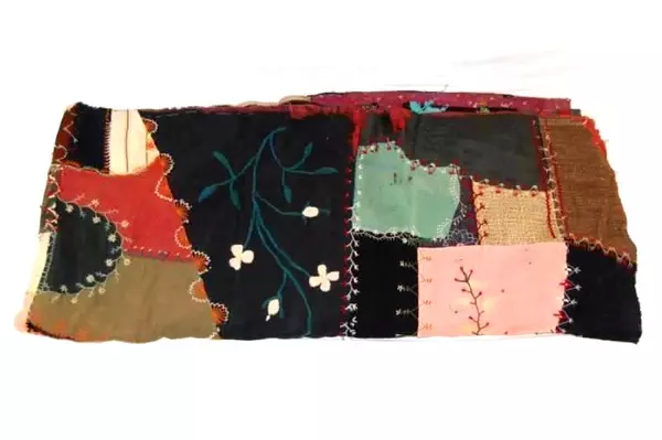 Lot of 2 Large Fabric Pieces Crafting Quilt Fleece Red Black Flowers DIY
