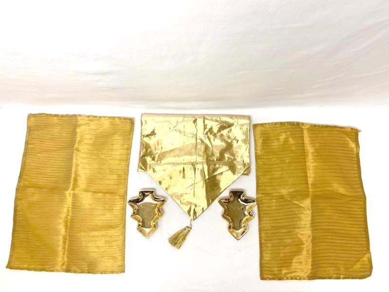 Lot of 5 Table Decor Items Gold Placemats Table Runner Nut Or Candy Trays