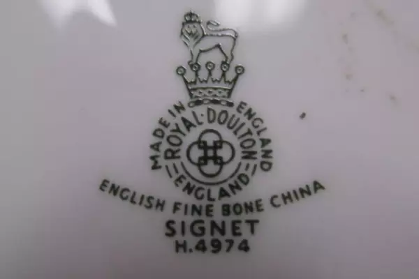 Set 2 Royal Doulton Fine English Bone China Dinner Plates Signet Pattern M4974