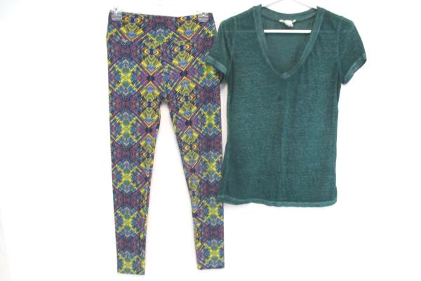 Comfortable Lularoe Leggings OS w/ Forever 21 Small Emerald Green V Neck Tee