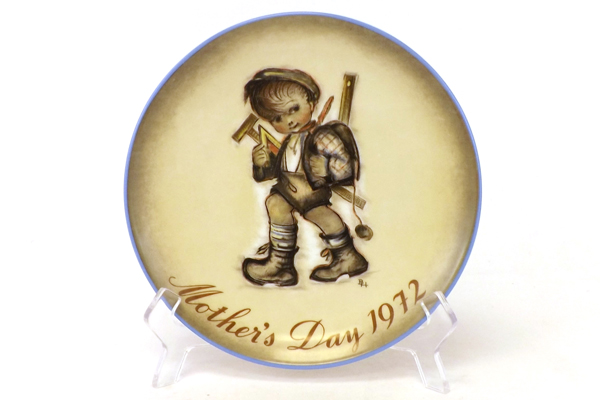 Berta Hummel 1972 Mother's Day Plate Boy Tools & Bag L.E. Schmid Bros.