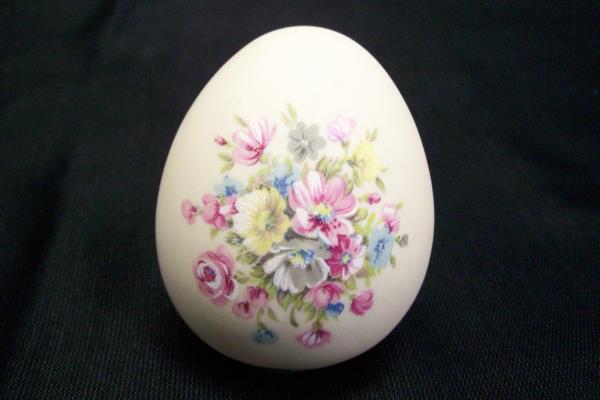 Lot of 4 Decorative Eggs With Holder Pedestal Candle Eggs Ceramic