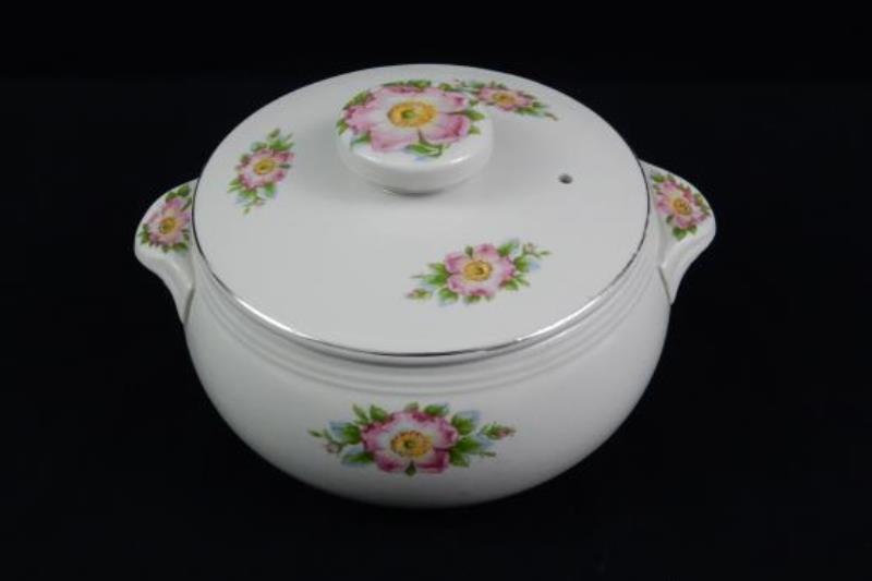 Vintage Hall China 2.5 Quart Covered Casserole Dish Rose White 658
