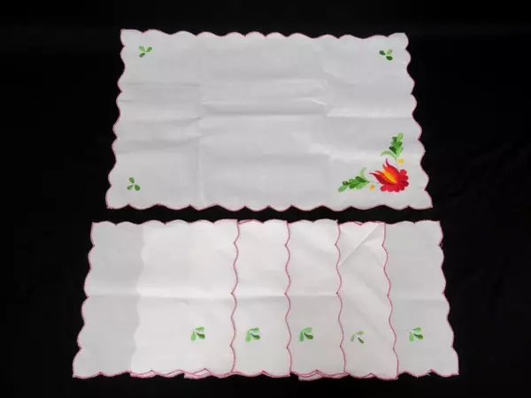 Lot of 5 Vintage Napkins and 1 Placemat Embroidered Red Floral Light Weight 