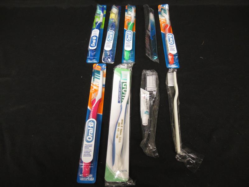 Lot of 9 Standard Manual Toothbrushes Gum Colgate Slim Soft Wave