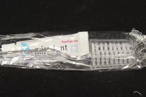 Lot of 9 Standard Manual Toothbrushes Gum Colgate Slim Soft Wave