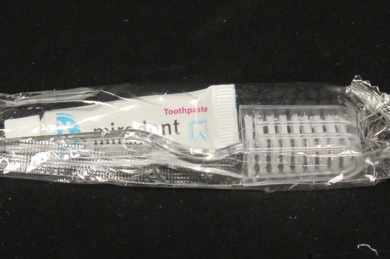 Lot of 9 Standard Manual Toothbrushes Gum Colgate Slim Soft Wave