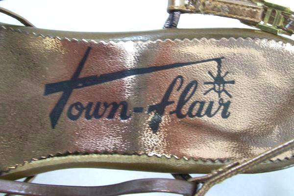 Town Flair Women's Heels Brown Gold Strappy Open Toe Kitten Wedge Size 7 1/2