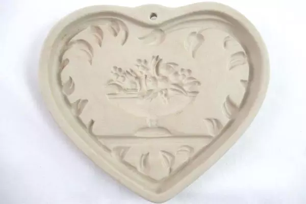 Pampered Chef Heritage Stoneware Come to the Table Heart 1999 with Recipe Card