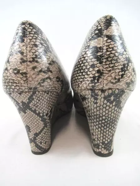 Fioni Shoes Wedges Tan Black Snakeskin Patent Leather Gold Medallion Women's 9