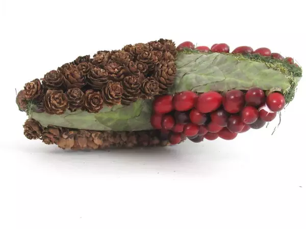 Nature Themed Star Christmas Table Or Shelf Decoration Pinecones Cranberries