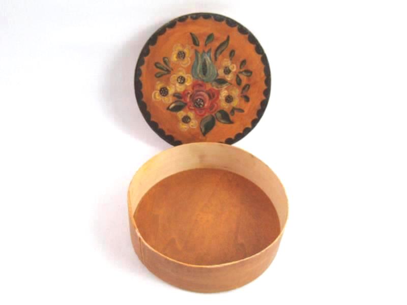 Light Weight Wood Rosemaling Style Round Trinket Box. 6.25" diameter