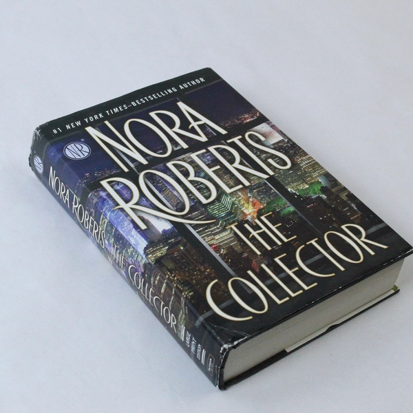 The Collector Nora Roberts 2014 Large Print Edition Hardcover Putnam