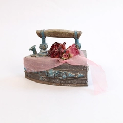Keypoint Resin Decorative Iron Paperweight with Floral Ribbon Accent