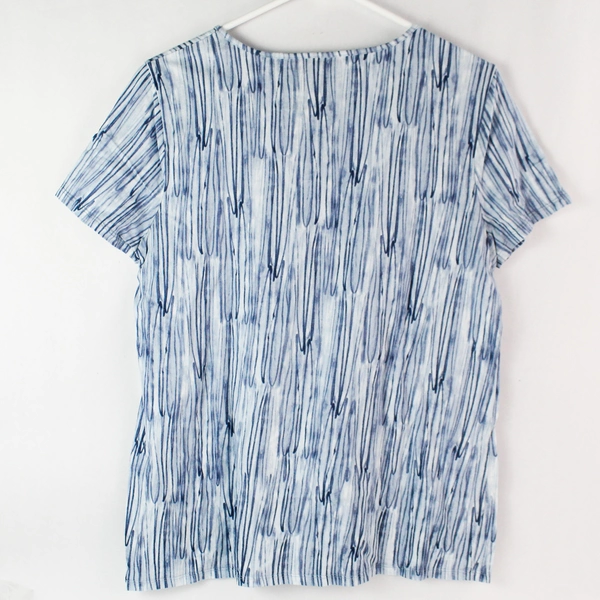 Chico's Size 1 Blue Print Women's V-Neck T-Shirt With Metal Accent