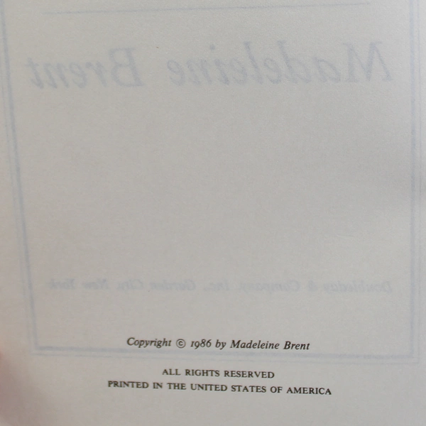 Golden Urchin by Madeleine Brent 1986 Hardcover Pre-Owned Worn