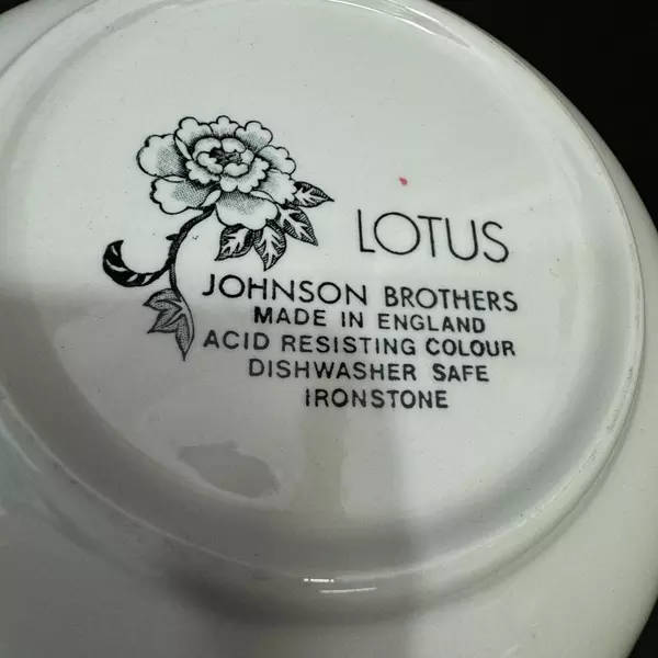 1979 Johnson Brothers Red Lotus Ironstone Round Vegetable Bowl 8.25 Inch