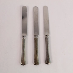 Lot of 3 Vintage Universal Farmington Dinner Knives with Tarnish 7.25"