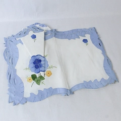 Set of 6 Placemats 6 Napkins Built In Holders White Blue Embroidered Floral