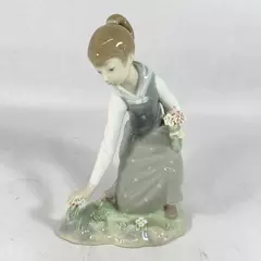 Vintage 1971 LLadro Girl Gathering Picking Flowers Figurine 1172