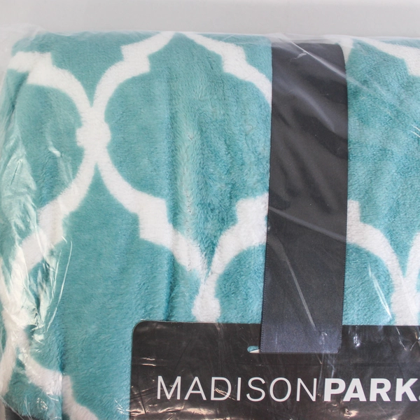 Madison Park Plush Throw Blanket Teal White Fleece NWT Sealed Package New