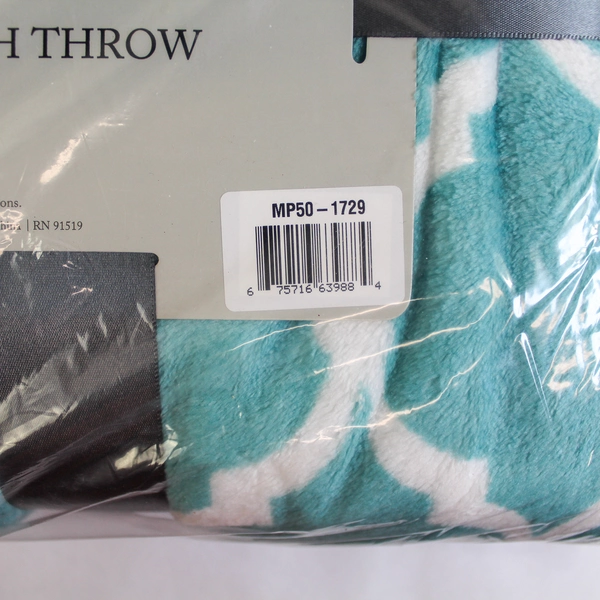 Madison Park Plush Throw Blanket Teal White Fleece NWT Sealed Package New