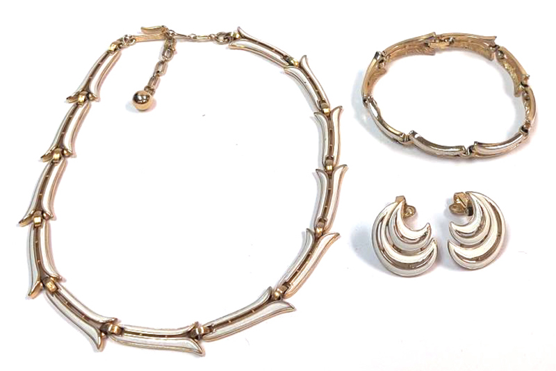 Vintage Trifari Thermoset Choker Bracelet Clip On Earrings Set Gold White Flower