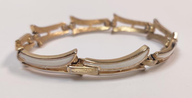 Vintage Trifari Thermoset Choker Bracelet Clip On Earrings Set Gold White Flower