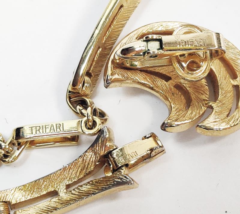Vintage Trifari Thermoset Choker Bracelet Clip On Earrings Set Gold White Flower