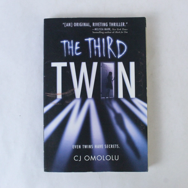 The Third Twin by CJ Omololu 2015 Paperback