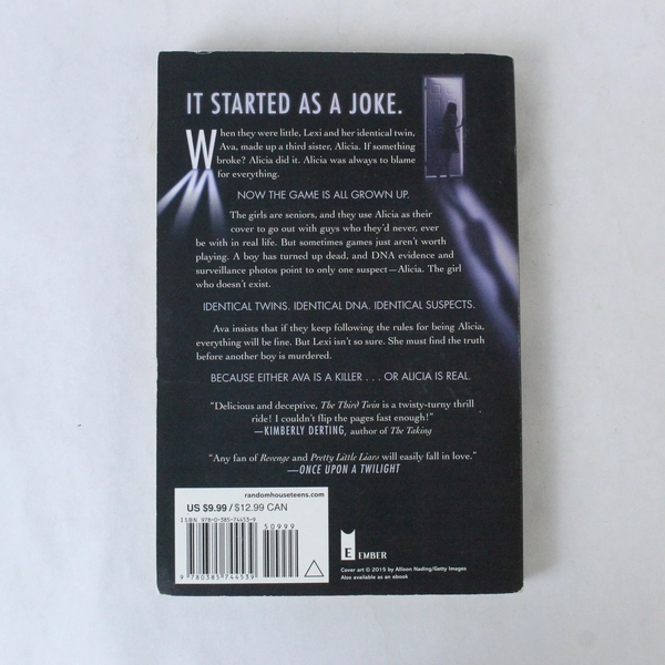 The Third Twin by CJ Omololu 2015 Paperback