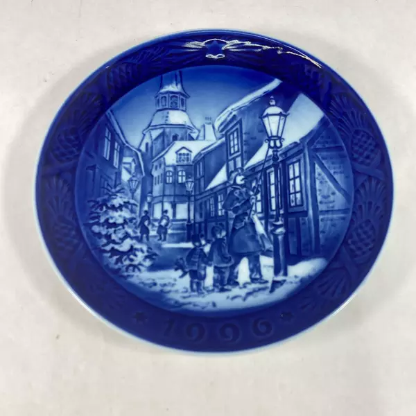 1996 Roaul Copenhagen Christmas Plate Lighting the Street Lamps
